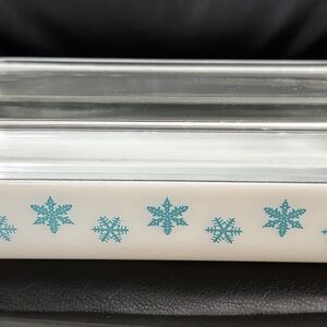 Pyrex Snowflake 1 1/4 Qt. vintage casserole dish, turquoise snowflakes on white.